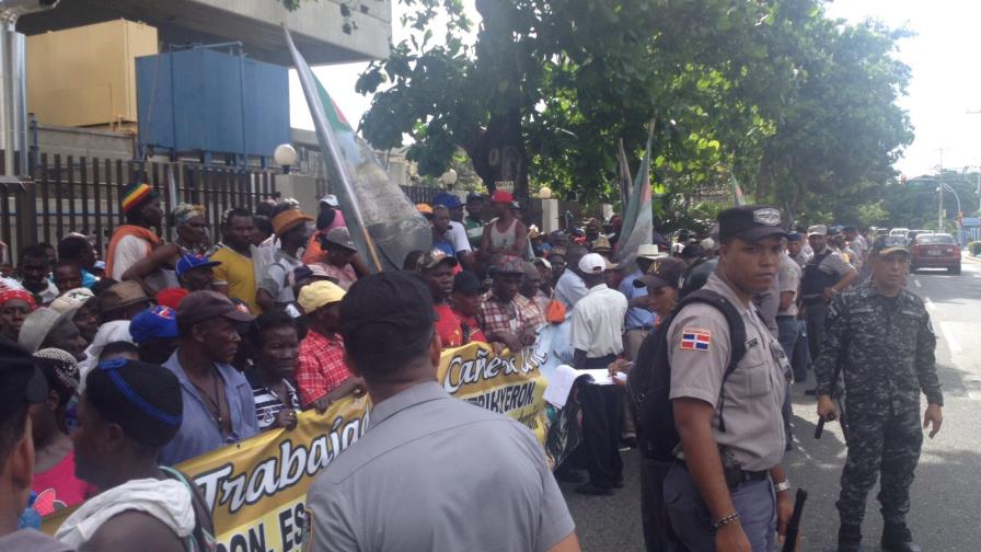 Cañeros exigen residencia permanente al Ministerio de Interior y Policía Cañeros exigen residencia permanente al Ministerio de Interior y Policía