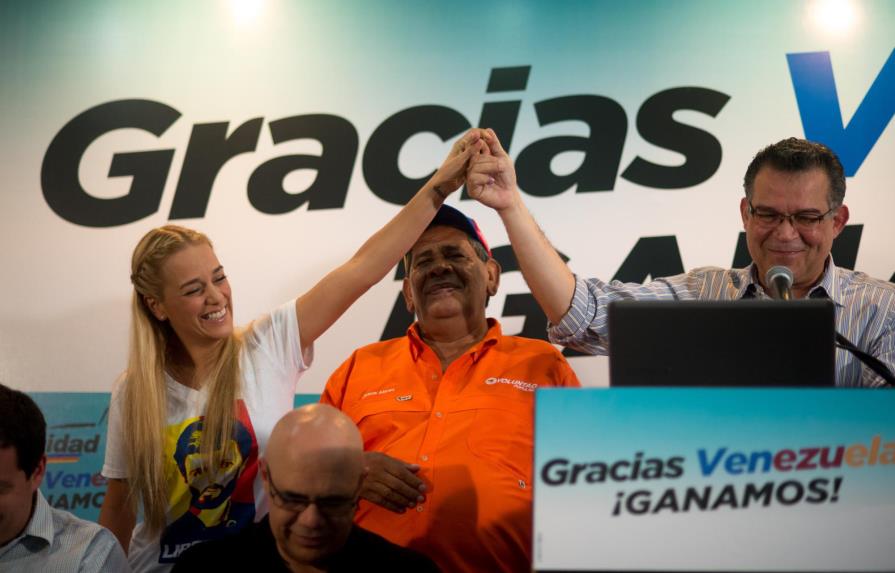 Oposición anuncia que ha conseguido mayoría de dos tercios en Parlamento venezolano