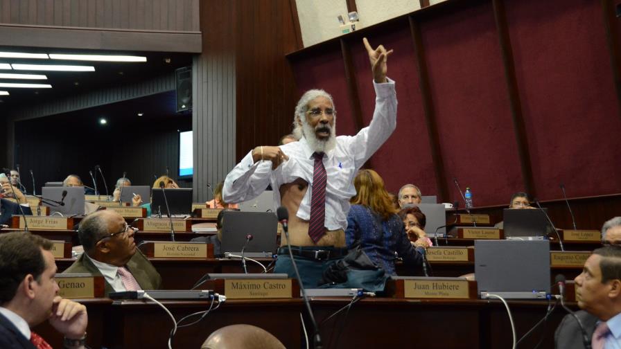 Juan Hubieres se levanta la camisa en plena sesión para demostrar que no estaba armado