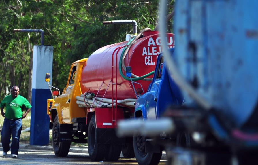 Sigue crisis de agua en Santiago y añaden dos camiones de distribución