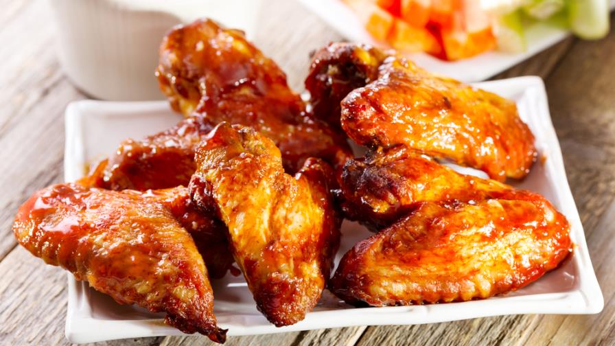 Acusan a padre e hijo de robarse miles de alas de pollo