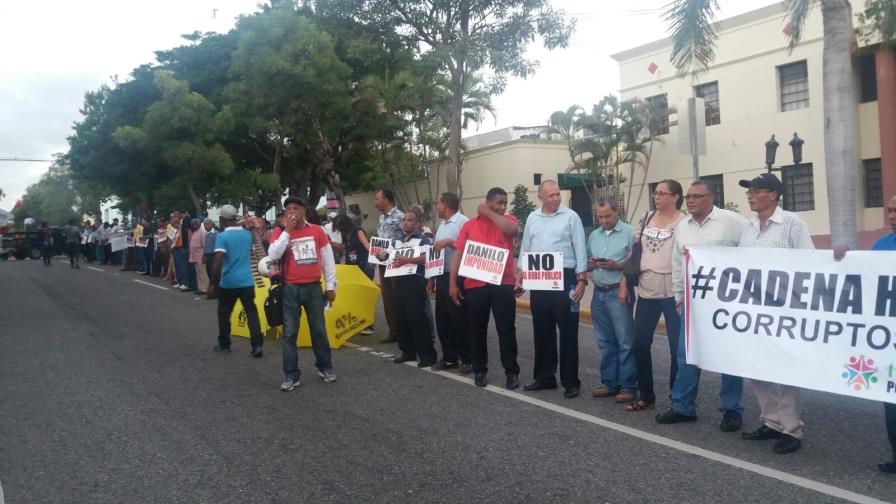 Grupo realiza cadena humana frente al Palacio Presidencial 