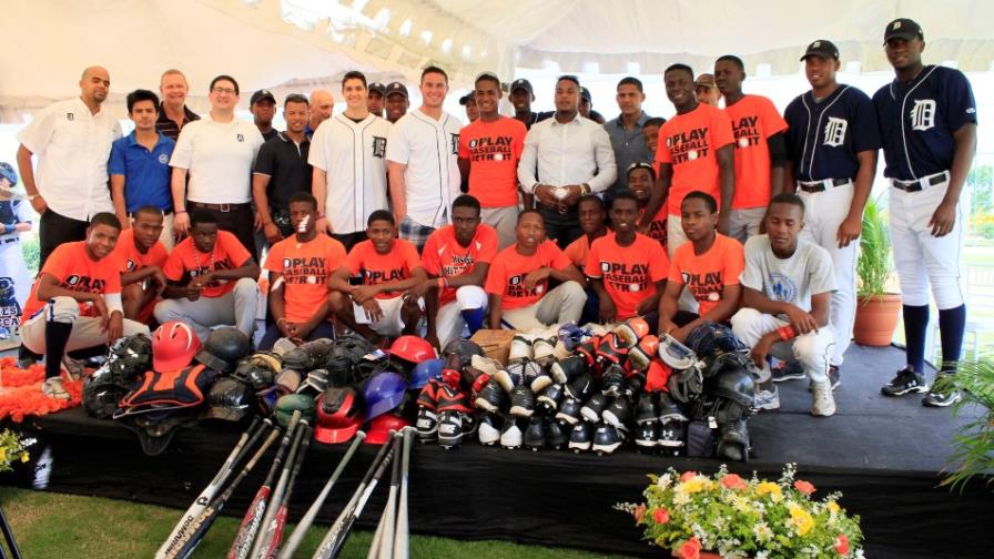 Fundación Tigres de Detroit entrega útiles deportivos a orfanato dominicano