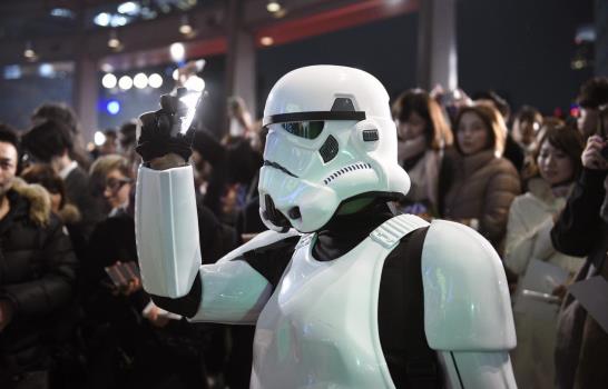 Decenas de personas acampan en Los Ángeles antes del estreno de “Star Wars”