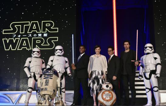 Decenas de personas acampan en Los Ángeles antes del estreno de “Star Wars”