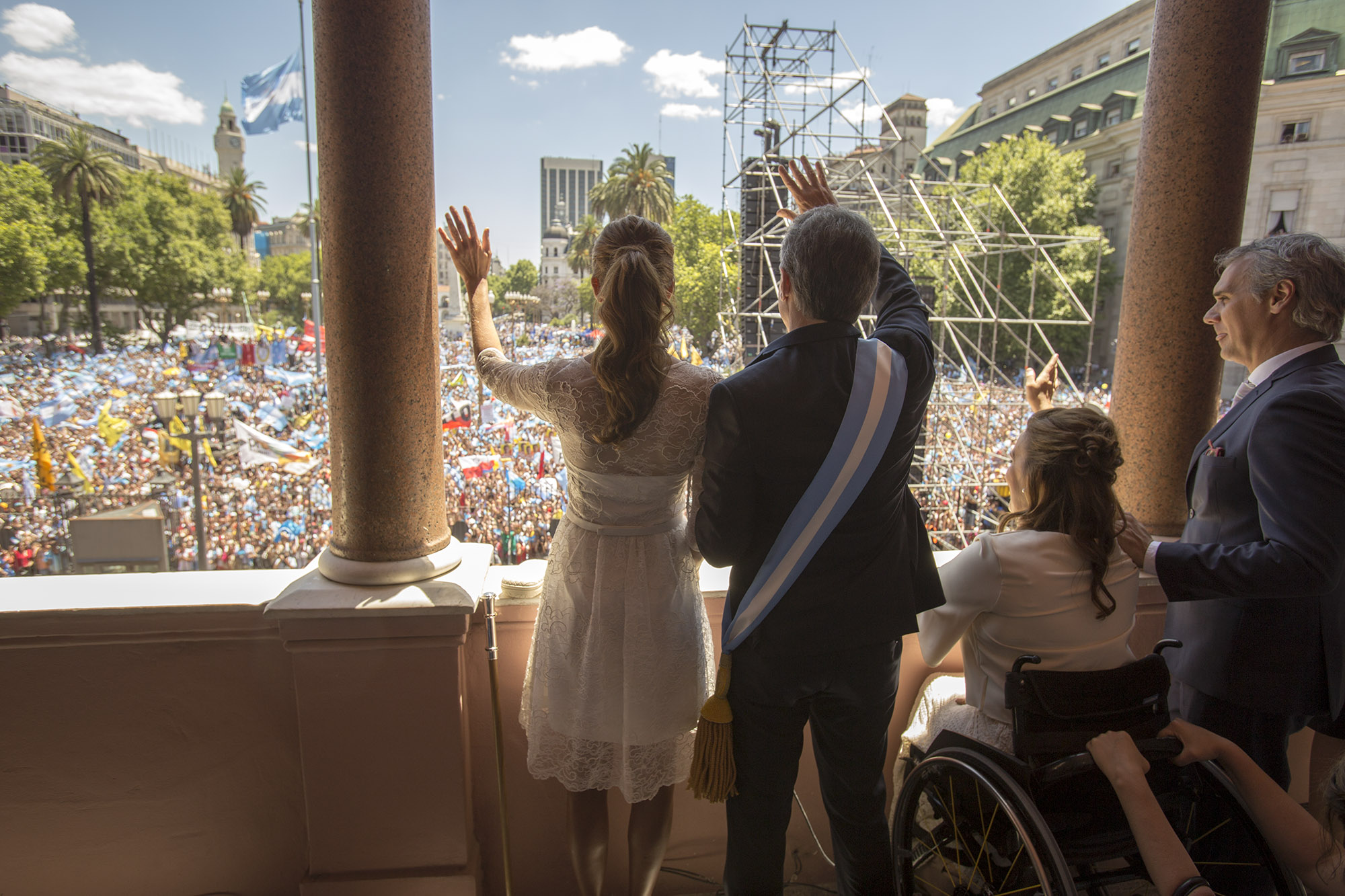 El nuevo presidente argentino, Mauricio Macri (c), saluda a sus seguidores hoy, jueves 10 de diciembre de 2015, en el balcón de la Casa Rosada en Buenos Aires (Argentina). 