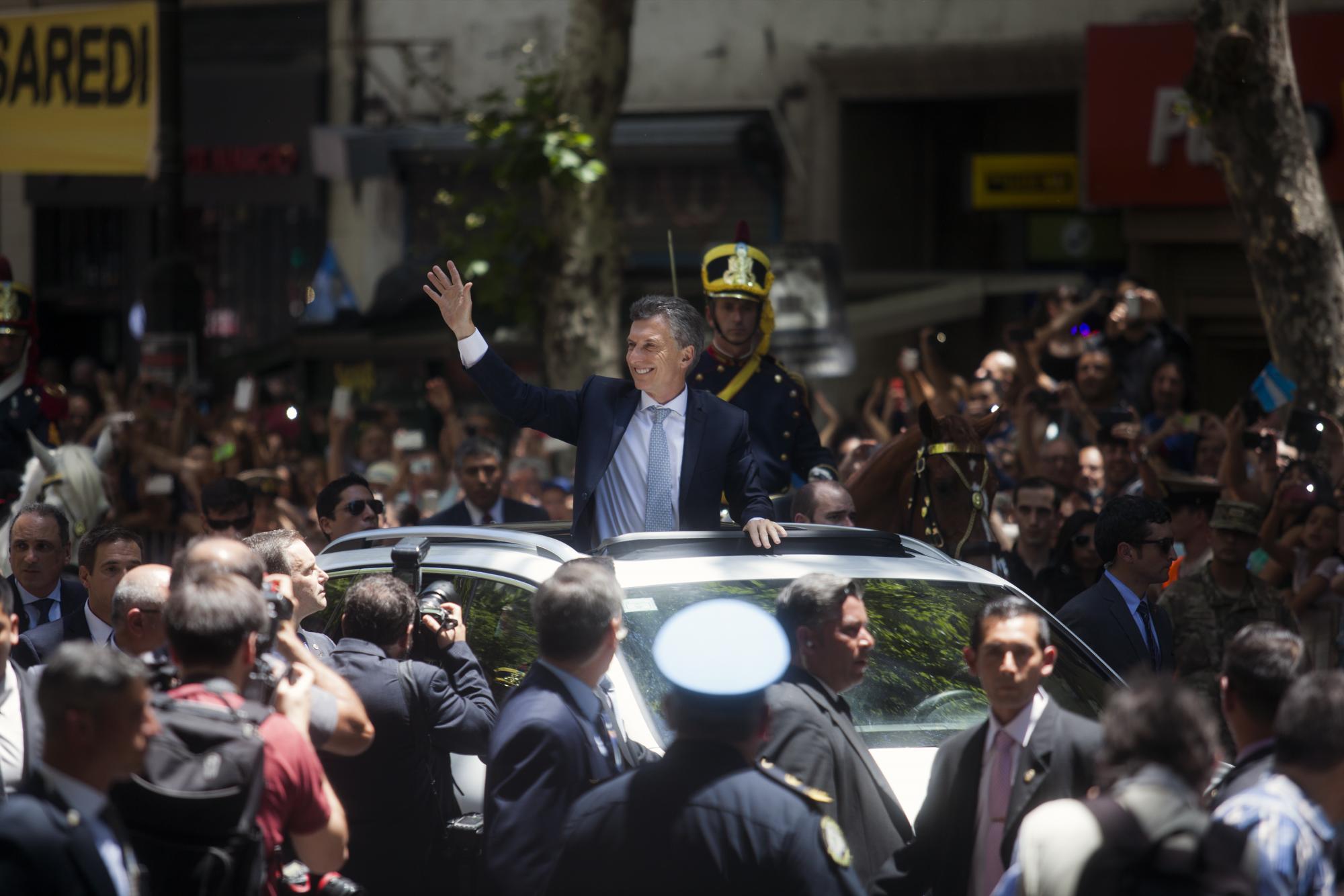 El nuevo presidente argentino, Mauricio Macri (c), saluda a sus seguidores. 
