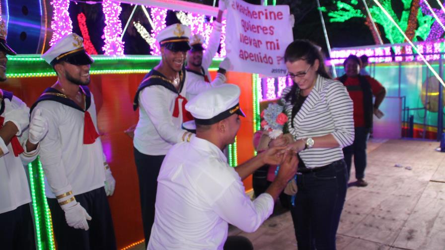 Joven sorprende a su novia con propuesta de matrimonio en Brillante Navidad Joven sorprende a su novia con propuesta de matrimonio en Brillante Navidad
