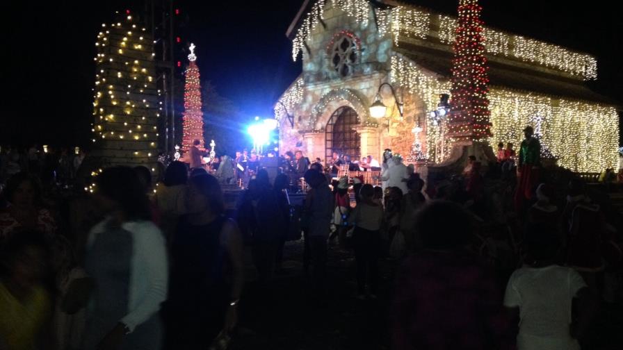Casa de Campo y Central Romana encienden las luces navideñas de Plaza Chavón