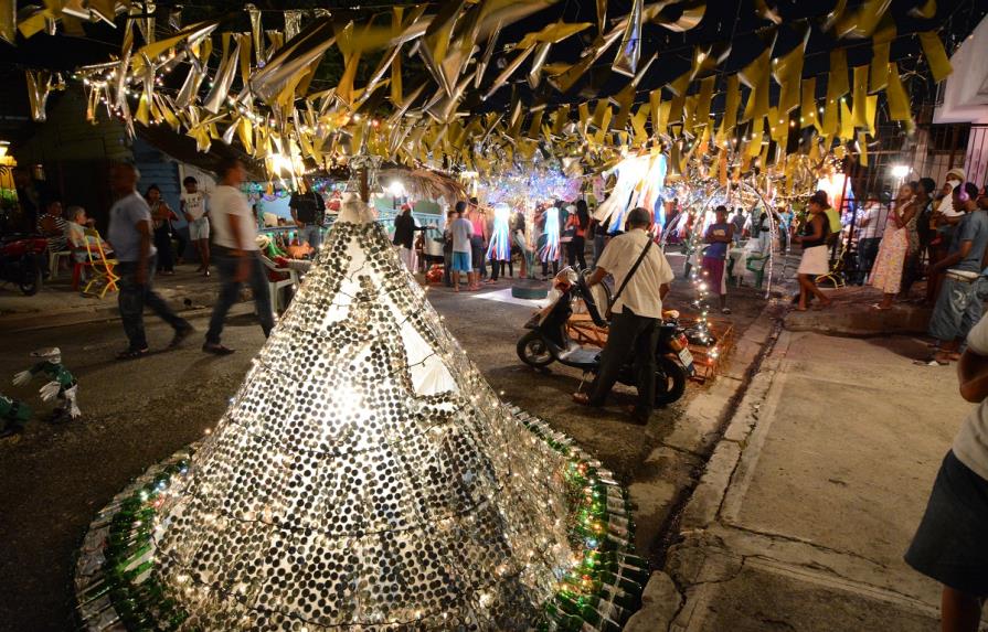 Comunitarios Santiago “visten” sus barrios de tonos navideños