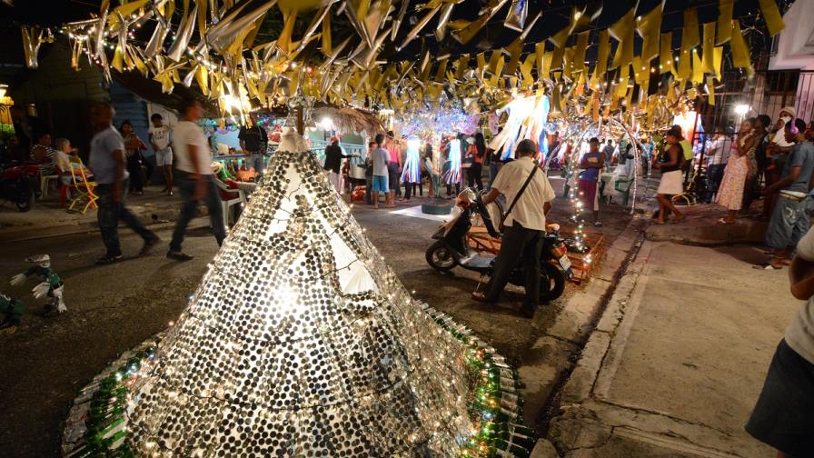 Comunitarios Santiago “visten” sus barrios de tonos navideños Comunitarios Santiago “visten” sus barrios de tonos navideños