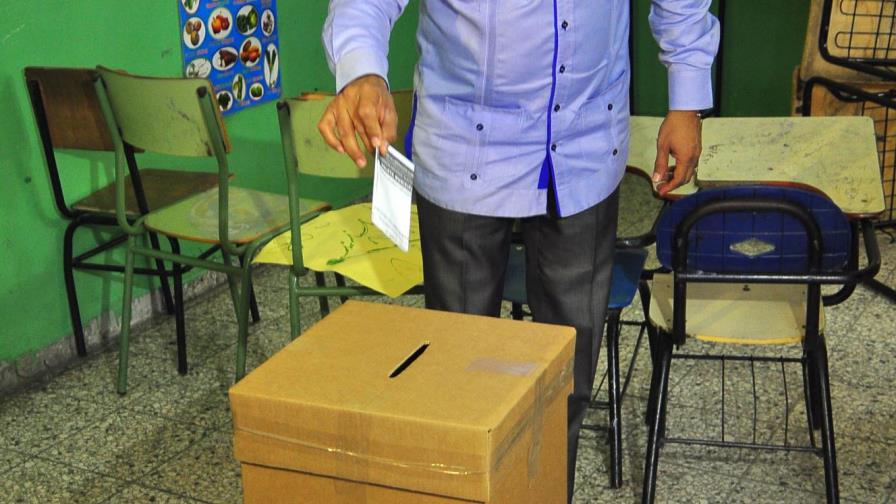 Monchy Rodríguez acude a votar en escuela Anacaona Almonte de Santiago