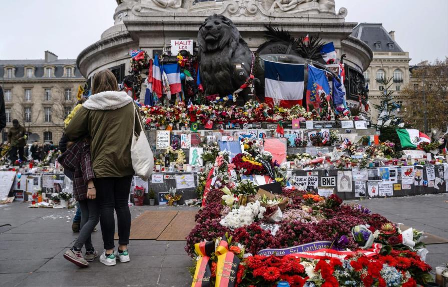 Francia recuerda los atentados de París un mes después de la masacre