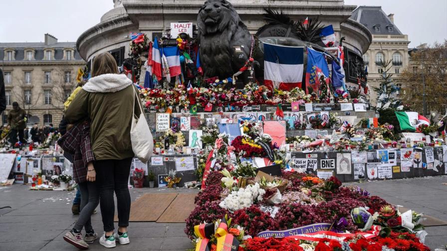 Francia recuerda los atentados de París un mes después de la masacre