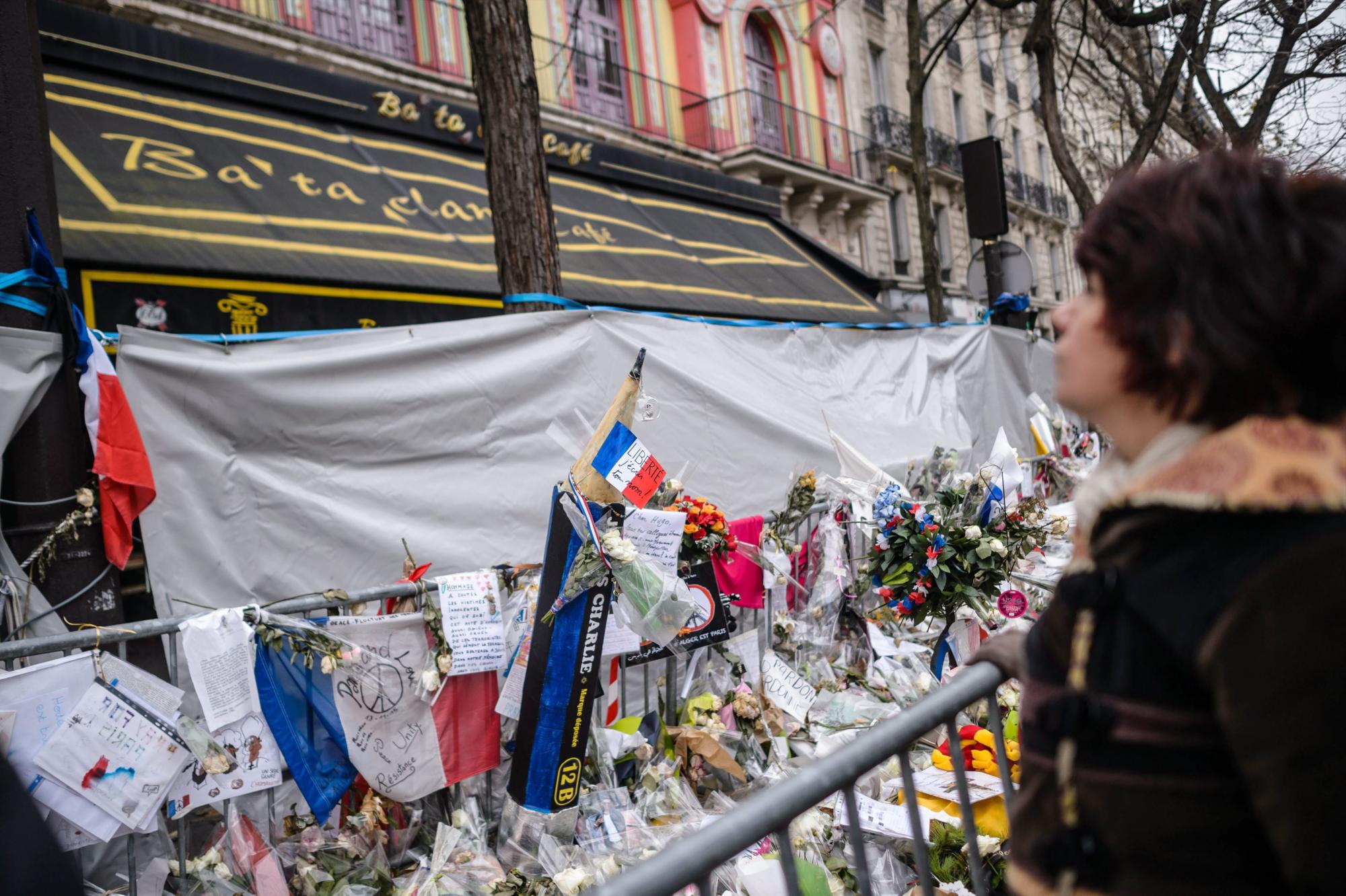 La gente sigue reuniéndose en frente al Teatro Bataclan para rendir homenaje a las víctimas de los ataques del 13 noviembre de París.