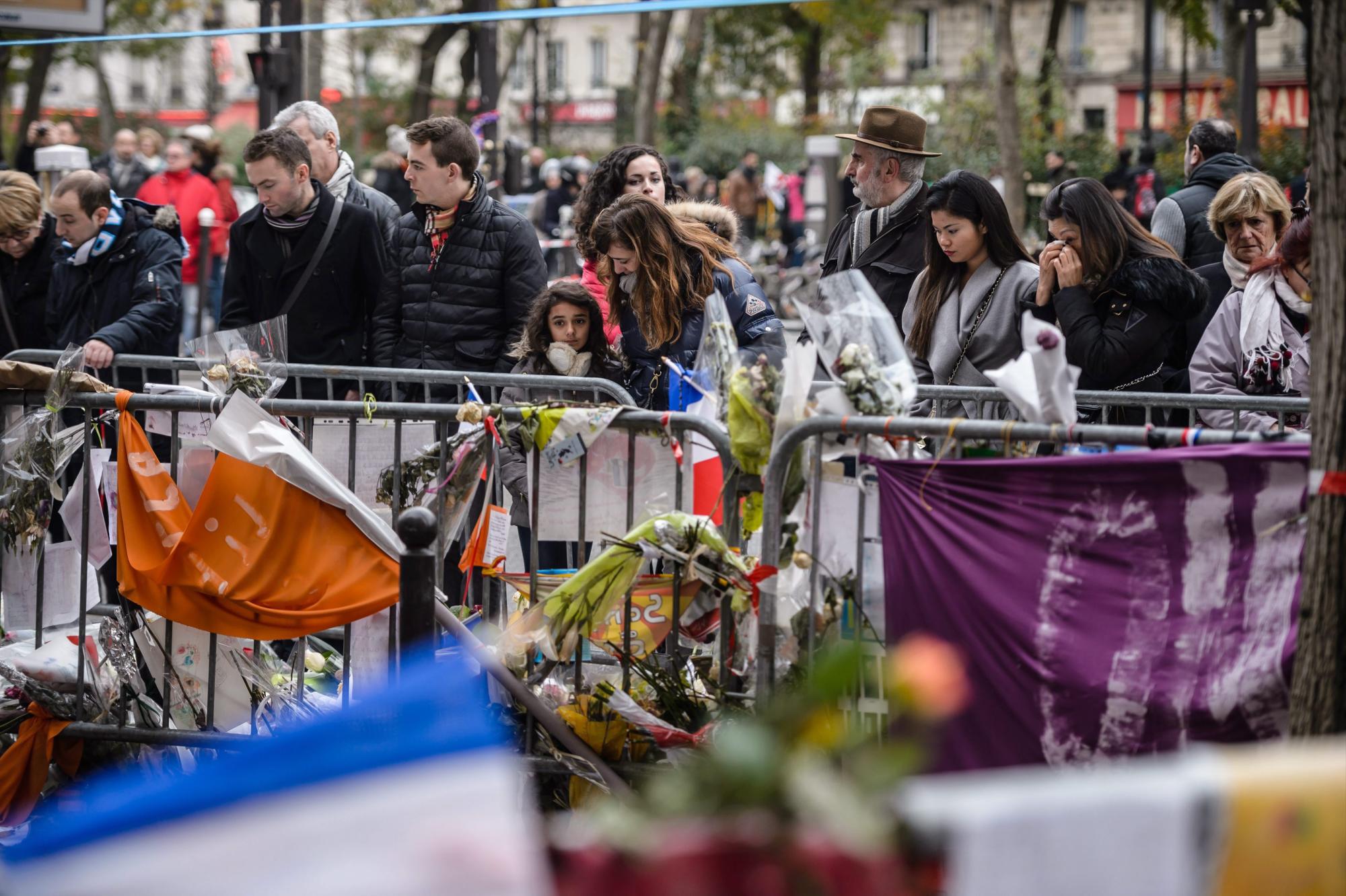 Los parisinos siguen llevando flores frente al Teatro Bataclan.
