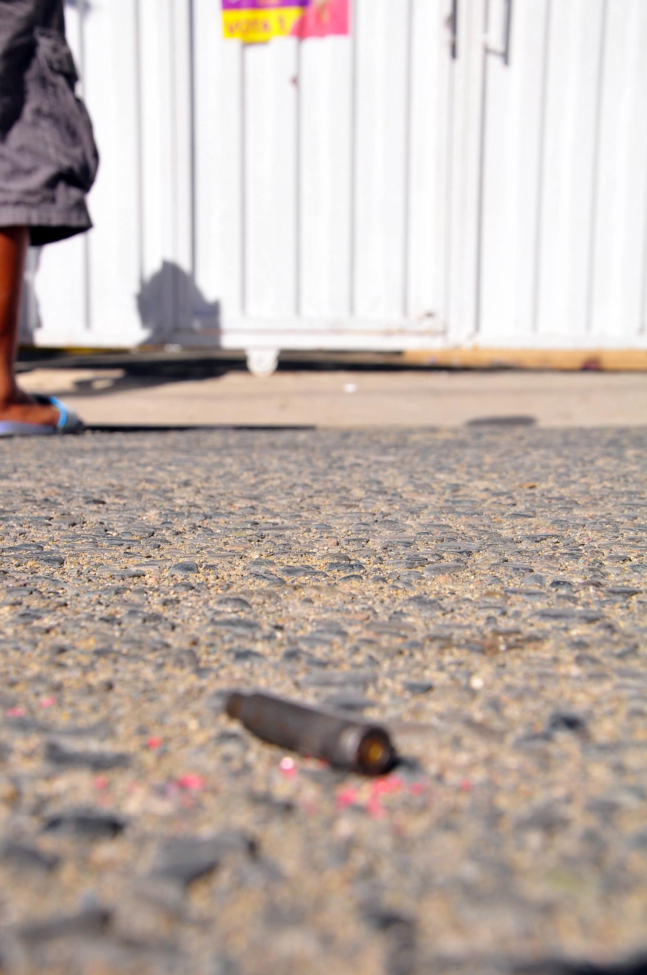 Escuela Enriquillo, en Los Ciruelitos, donde una persona murió y otra salió herida