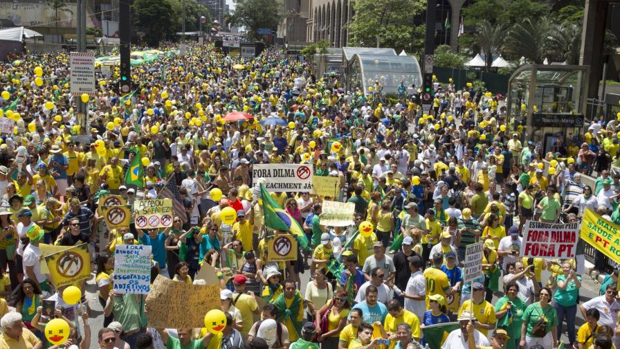 Miles exigen juicio político contra la presidenta de Brasil