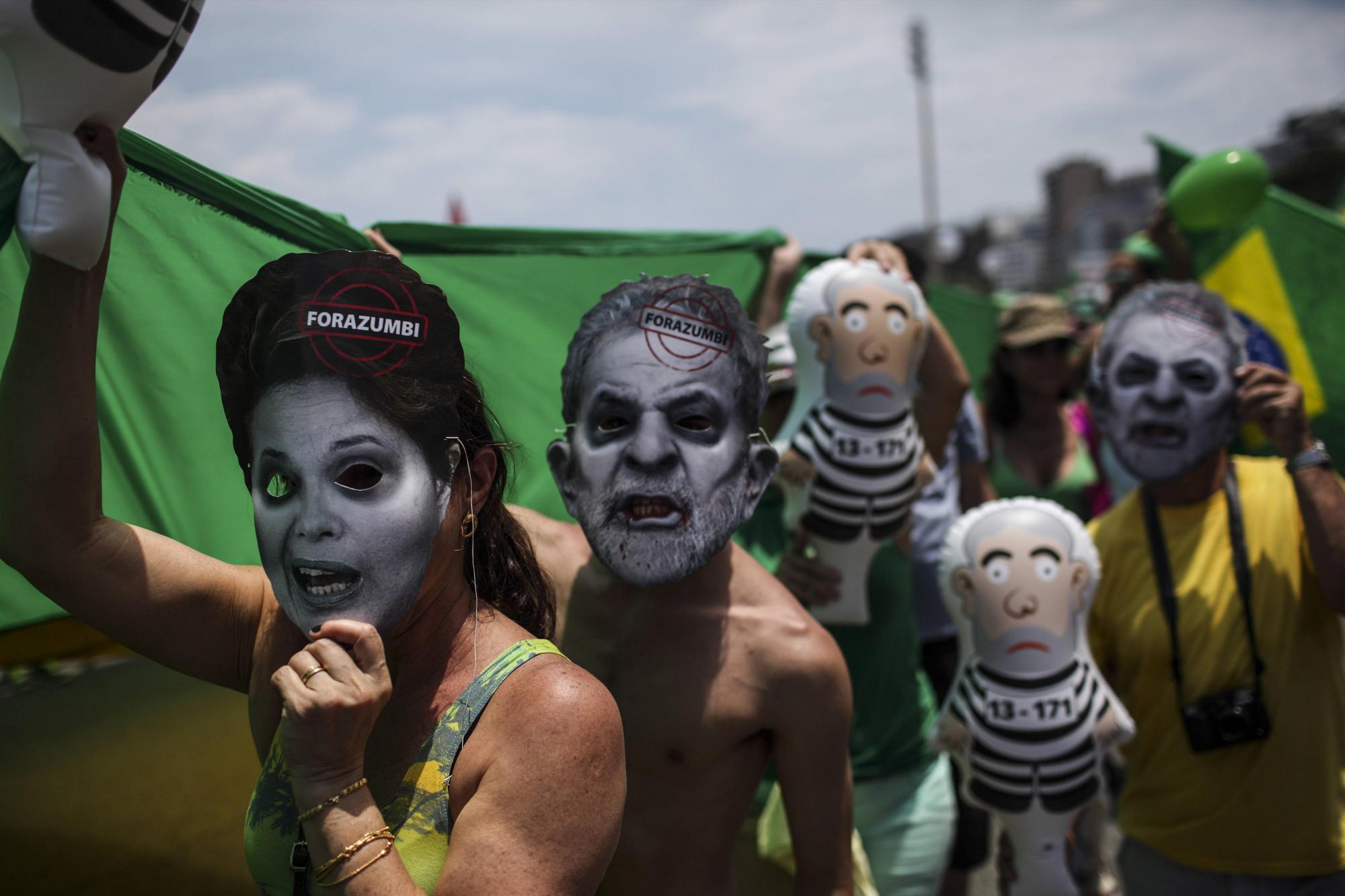 Manifestantes exigen la renuncia de la presidenta Dilma Rousseff hoy, domingo 13 de diciembre de 2015, en la playa de Copacabana, en Río de Janeiro (Brasil). 