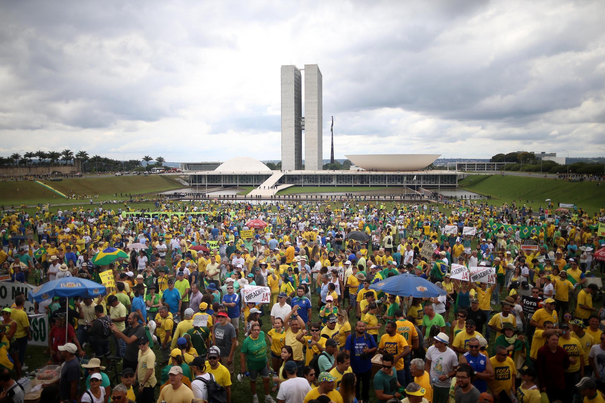 Manifestantes exigen la renuncia de la presidenta brasileña, Dilma Rousseff, hoy, domingo 13 de diciembre de 2015, frente al Congreso Nacional, en Brasilia (Brasil).