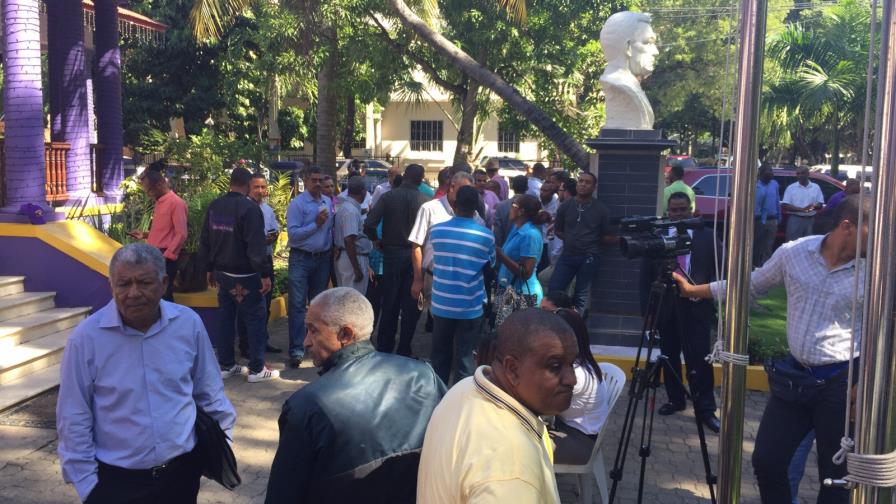 Tensión en Casa Nacional del PLD en espera de resultados electorales Tensión en Casa Nacional del PLD en espera de resultados electorales