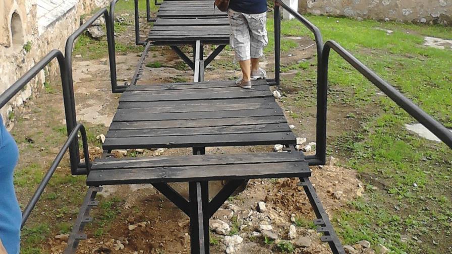Deterioro de un puente peatonal afecta el turismo de la Zona Colonial