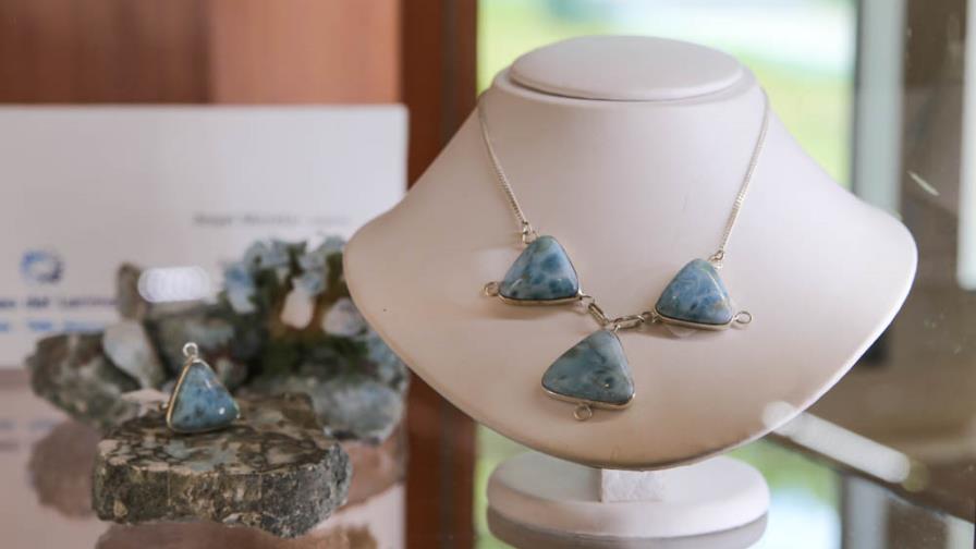 Proyecto de Banca Solidaria impulsa el larimar como atractivo turístico Proyecto de Banca Solidaria impulsa el larimar como atractivo turístico