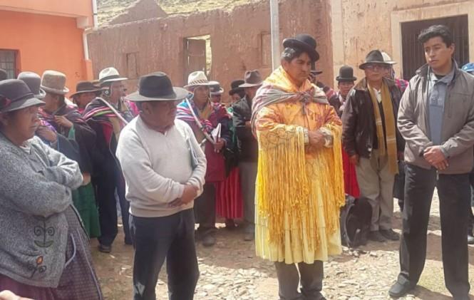 Viste de mujer indígena a un alcalde de los Andes bolivianos como supuesto castigo