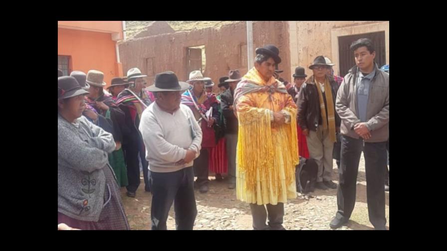 Viste de mujer indígena a un alcalde de los Andes bolivianos como supuesto castigo