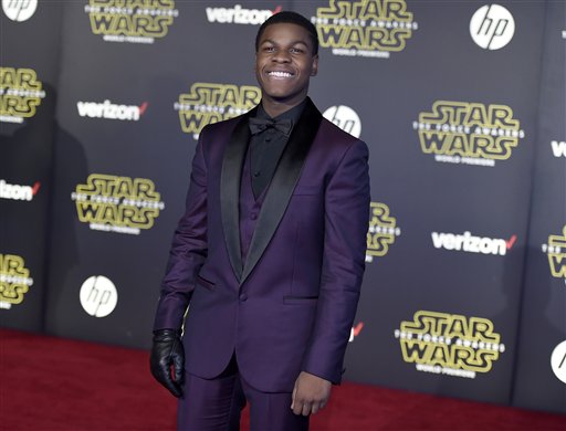 John Boyega llega al estreno de Star Wars: The Force Awakens en el Teatro Chino TCL Chinese el lunes 14 de diciembre de 2015 en Los Angeles.