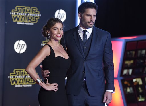 Sofia Vergara, izquierda, y Joe Manganiello llegan al estreno de Star Wars: The Force Awakens en el Teatro Chino TCL Chinese el lunes 14 de diciembre de 2015 en Los Angeles. 
