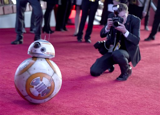 BB-8 llega al estreno de Star Wars: The Force Awakens en el Teatro Chino TCL Chinese el lunes 14 de diciembre de 2015 en Los Angeles. 