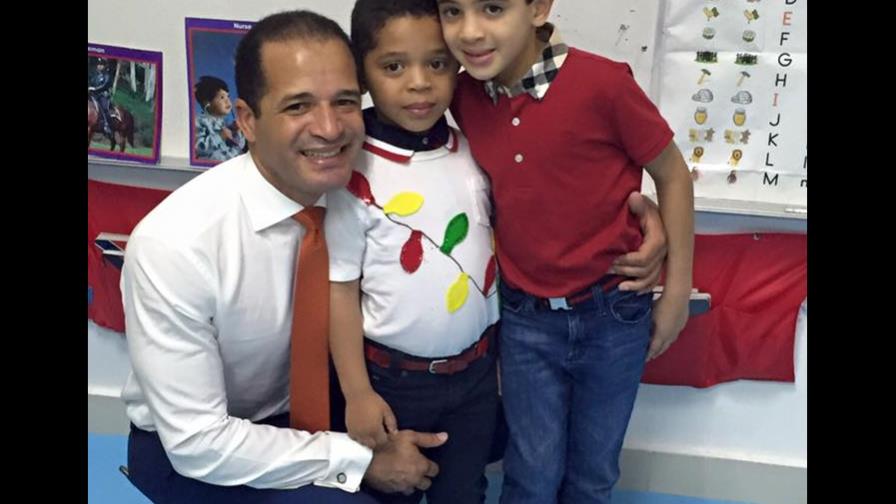 Juan de los Santos compartió acto navideño con sus hijos antes de ser asesinado Juan de los Santos compartió acto navideño con sus hijos antes de ser asesinado