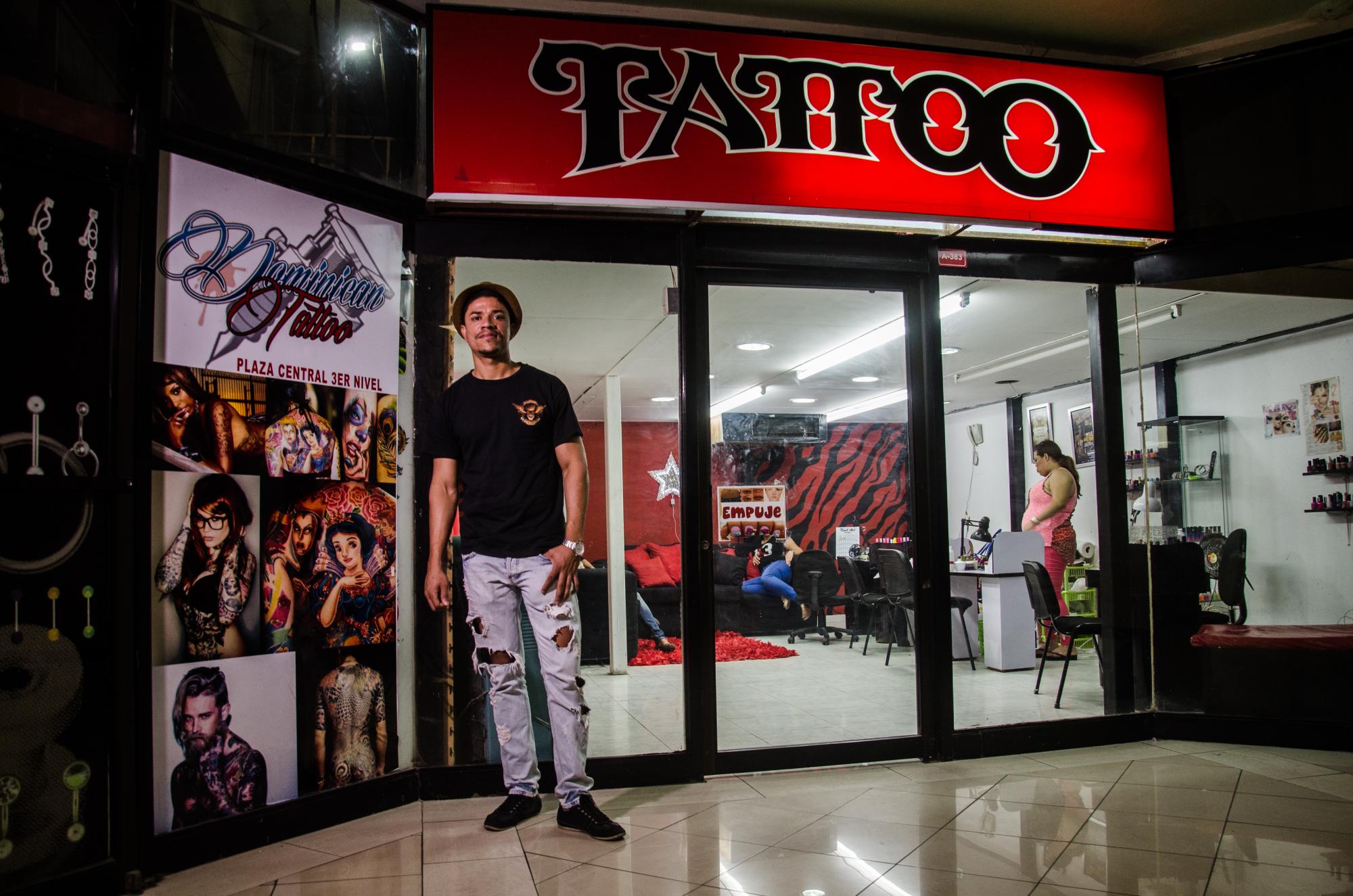 Edward Reyes frente a su negocio en Plaza Central.