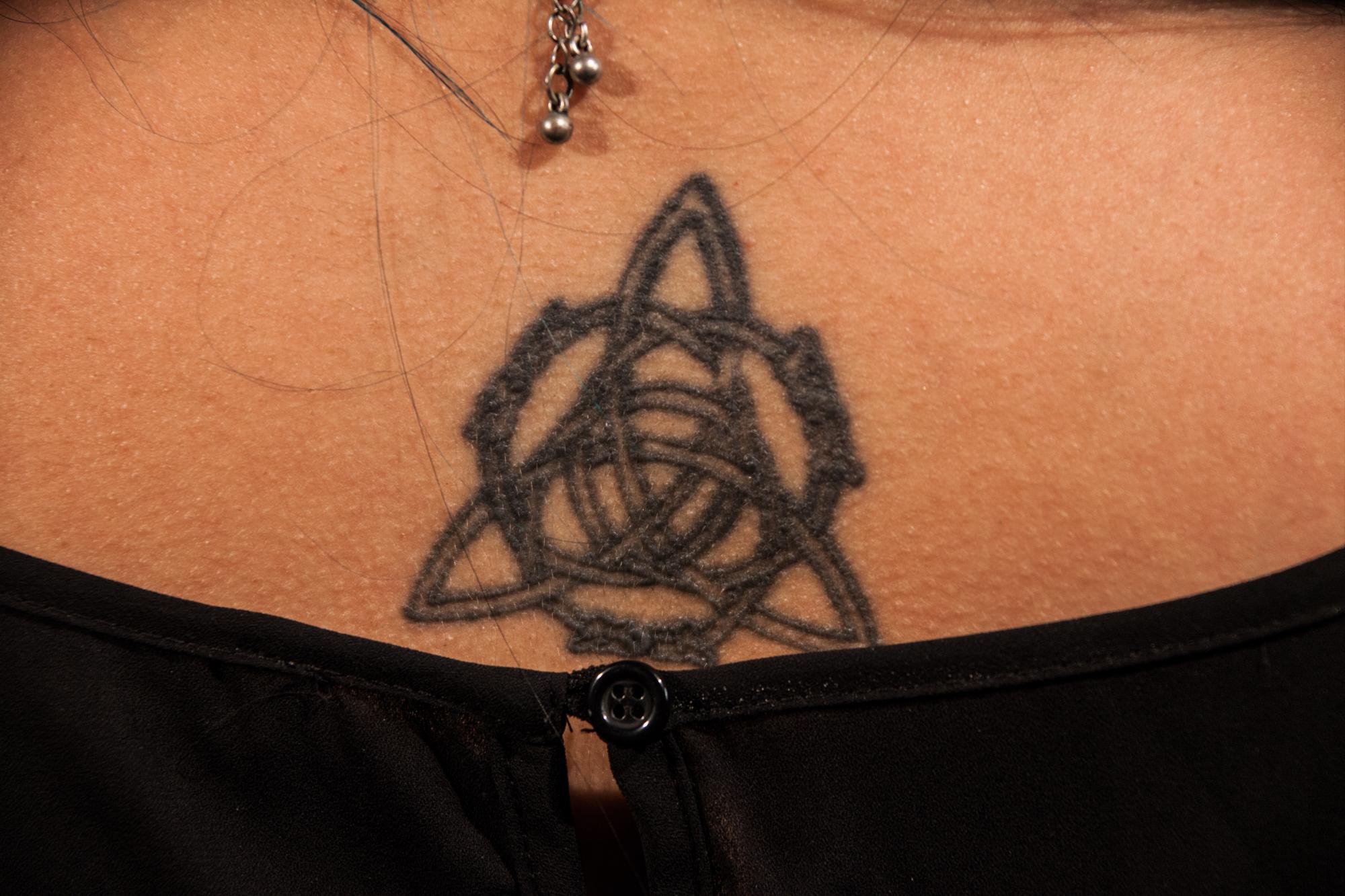 Símbolo celta en su espalda.