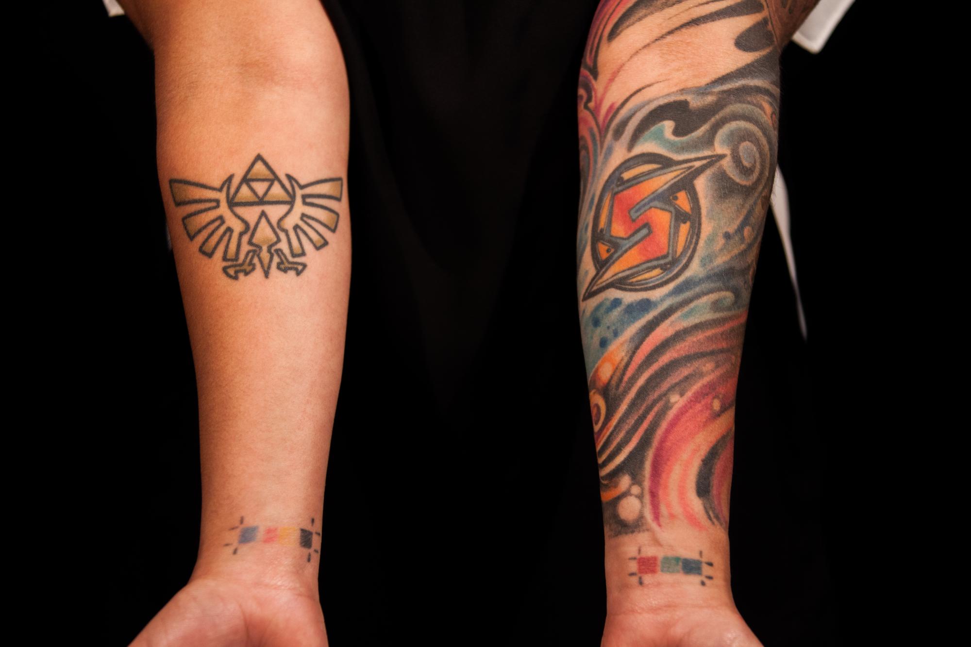 En sus muñecas se representan el RGB y CMYK