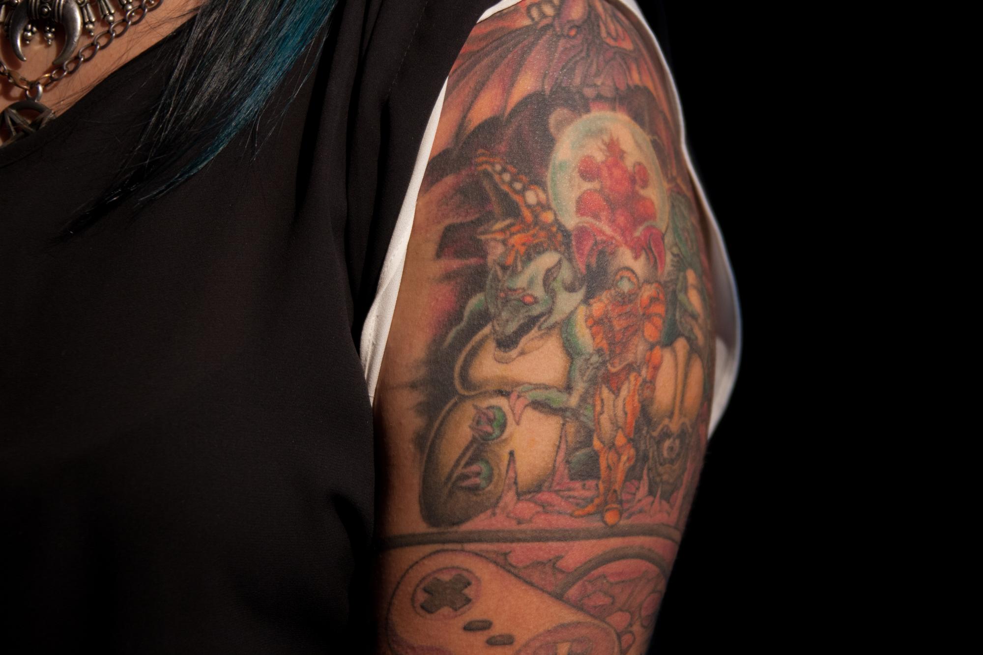 Diseños de personajes de video juegos en el brazo de Carola.