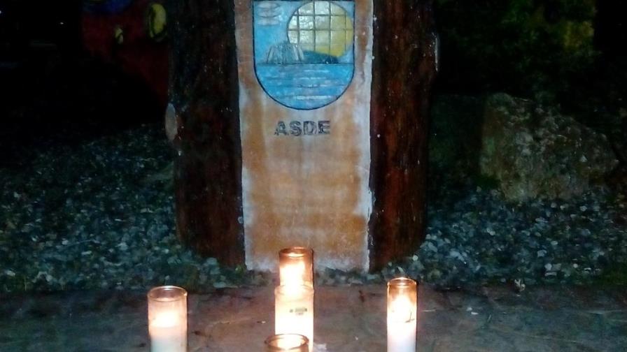 Munícipes expresan pesar por muerte de Juancito con encendido de velones en espacios públicos