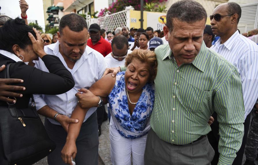 Danilo y su familia acuden a funeraria para expresar condolencias por muerte de Juan de los Santos