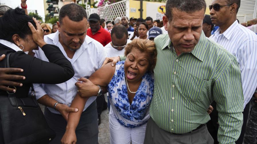 Danilo y su familia acuden a funeraria para expresar condolencias por muerte de Juan de los Santos