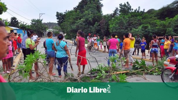 Protestan en comunidad de Santiago por falta de agua potable - Diario Libre