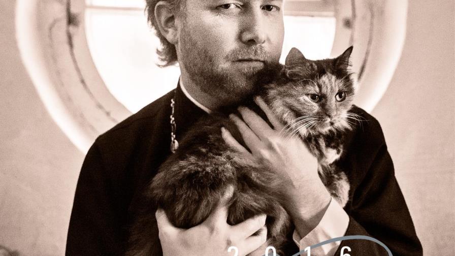 Monjes ortodoxos posan con gatos para un calendario