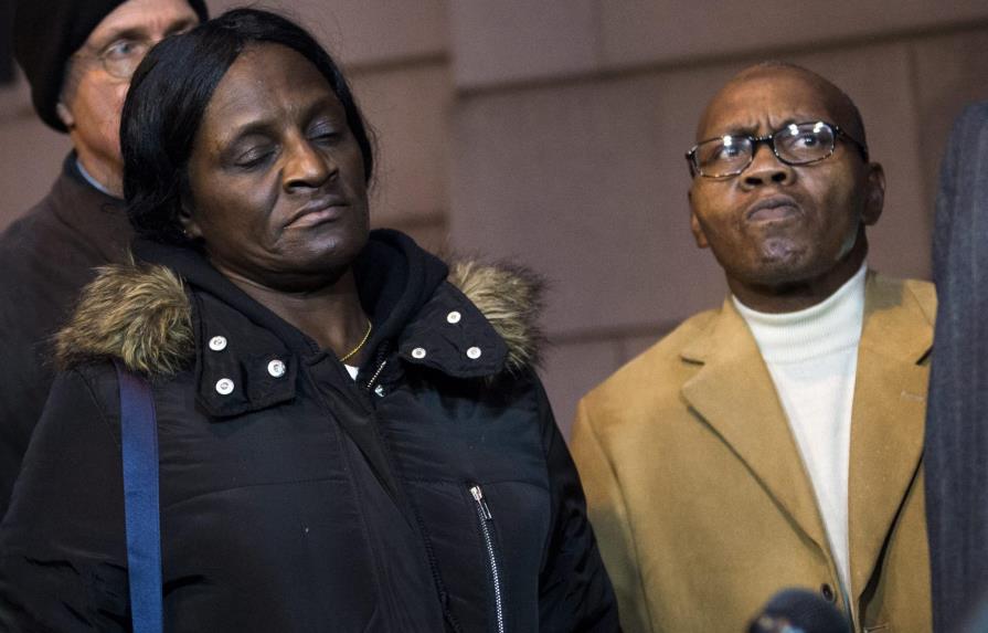 Anulan juicio en caso de un joven negro muerto en custodia policial en EE.UU.