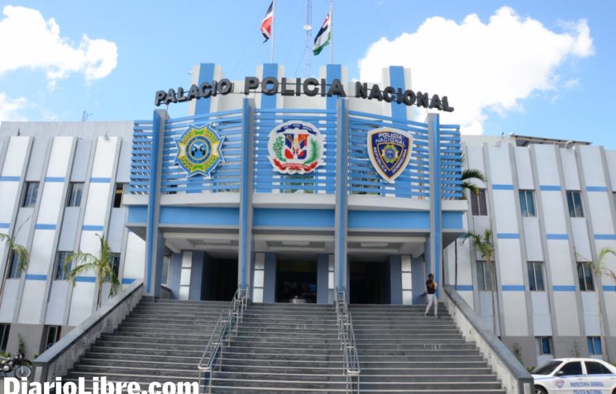 Policía detiene a dos hombres acusados de asaltar cinco banca de loterías, envasadoras de gas y ciudadanos en La Vega