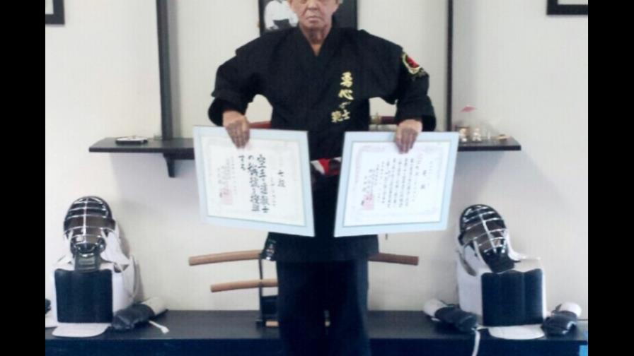 Miguel Peña es promovido de grado como maestro de karate