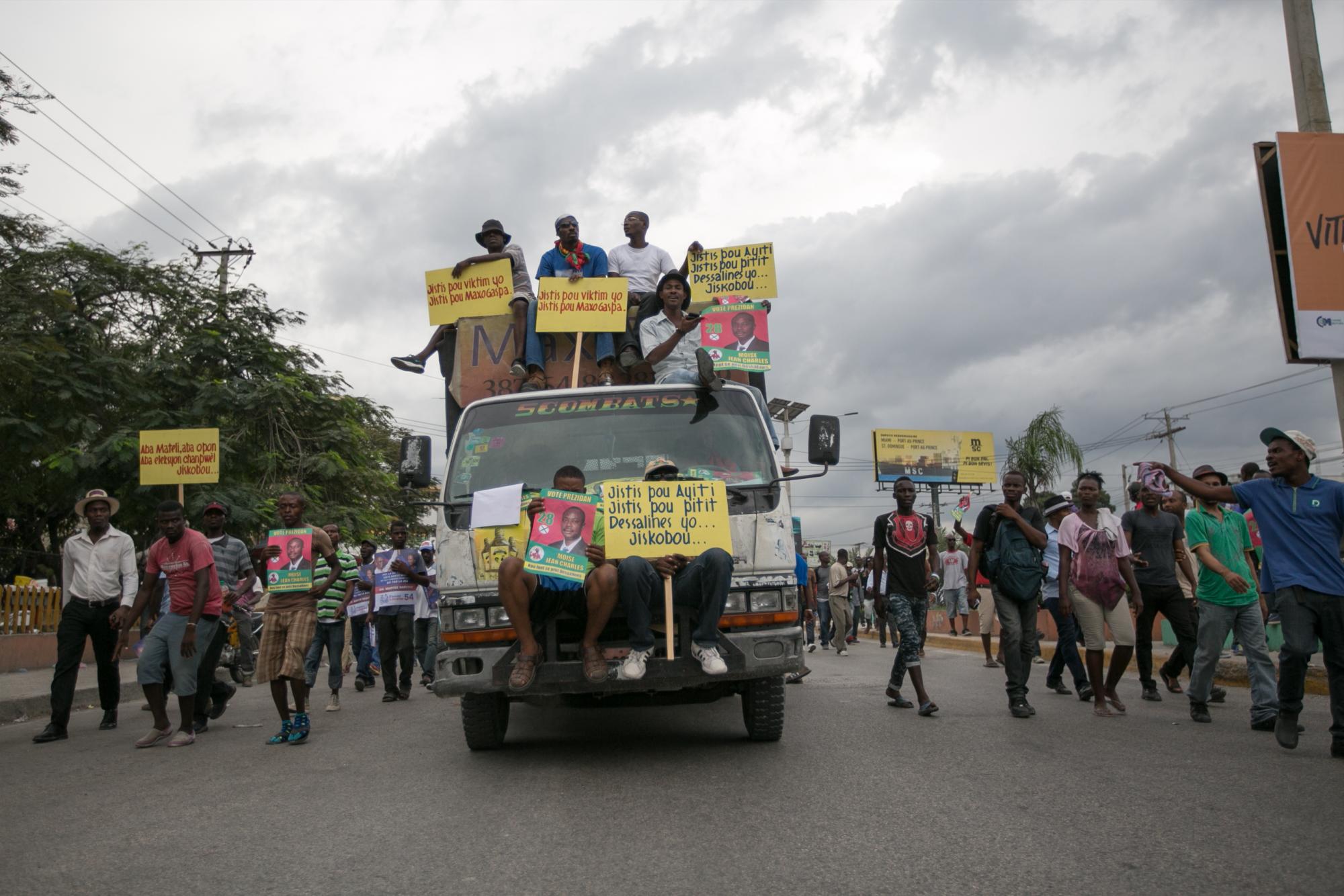 Manifestantes haitianos en las calles de Puerto Príncipe (Haití), mientras protestan por los resultados de la primera ronda de elecciones de el pasado 25 de octubre.
