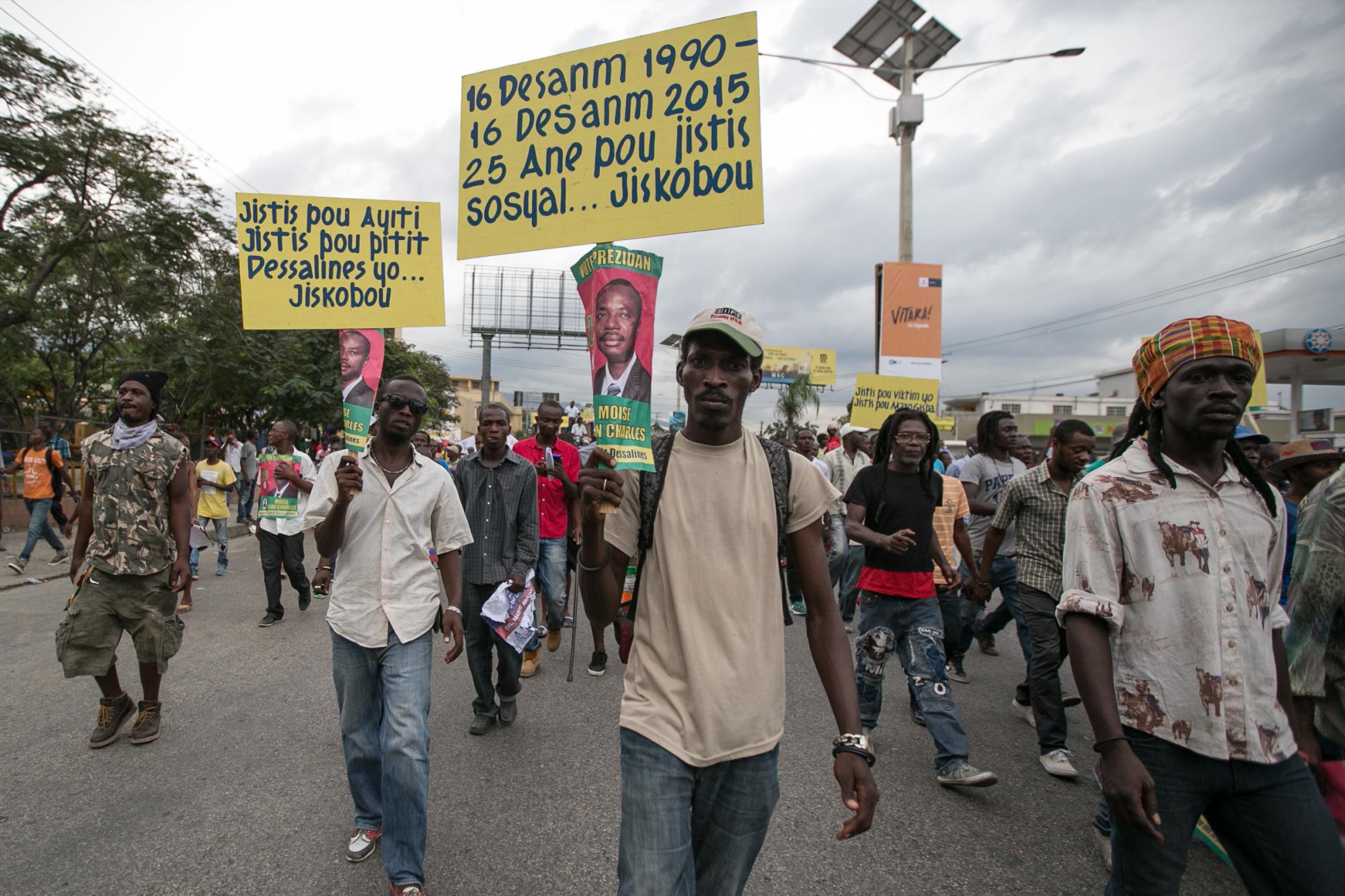 Organizaciones civiles y la oposición tildan de fraudulentos esos comicios pues consideran que hubo falta de transparencia y no se respetaron las normas democráticas.