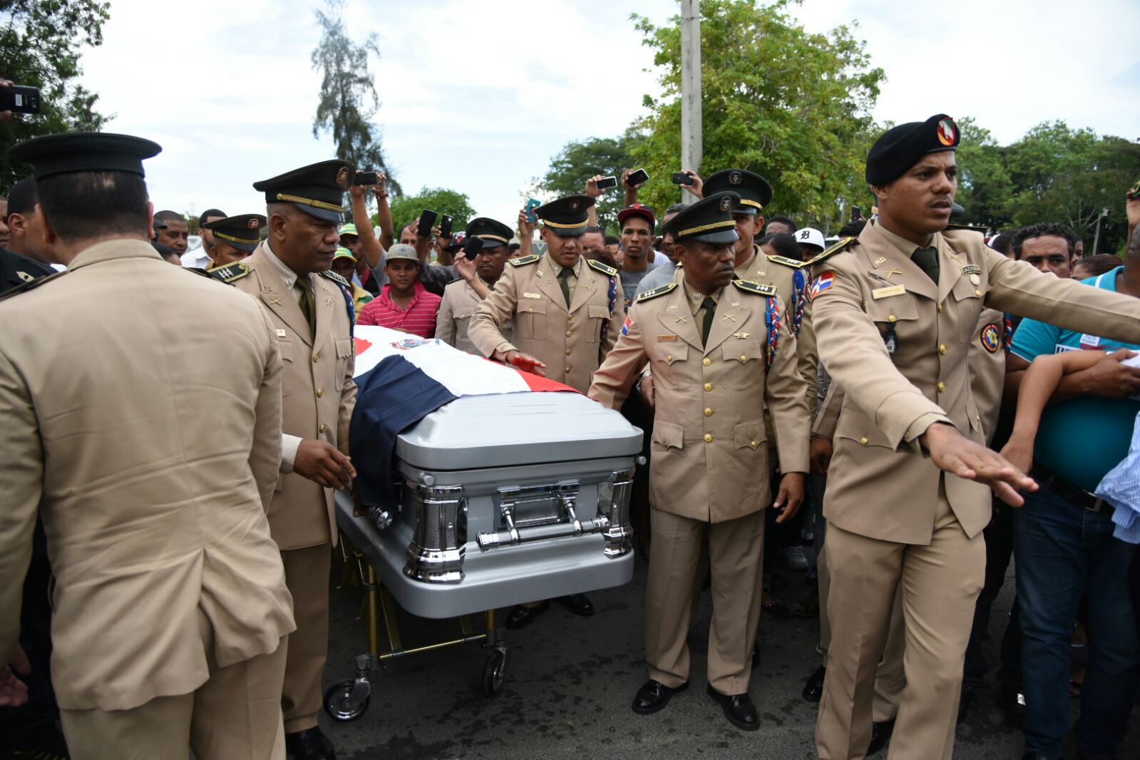 El ataúd del teniente del Ejército Alcides de Jesús Medina, guardaespaldas de Juan de los Santos, mientras era llevado por sus compañeros a su última morada en el Cementero Cristo Salvador