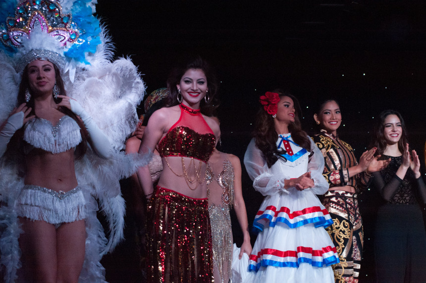 Jeimmy Tahiz Aburto, Miss Guatemala 2015; Urvashi Rautela, Miss India 2015; Clarissa Molina, Miss República Dominicana 2015; Anindya Kusuma Putri, Miss Indonesia 2015; y Melisa Uzun, Miss Turquía 2015; durante el talent show realizado en el  Planet Hollywood Resort and Casino en Las Vegas.