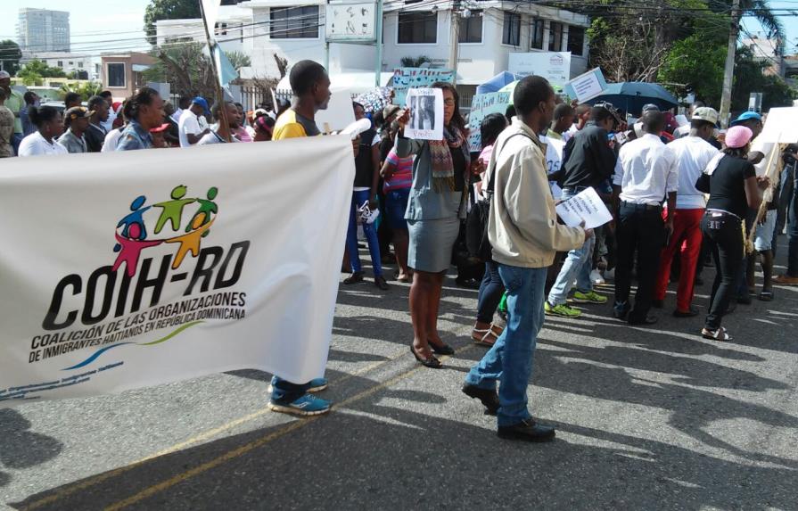Haitianos protestan frente a embajada por documentos pagados y no entregados 